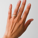 mariasørensen_moderne_forlovelsesringe_med_rustik_overflade_og_diamanter_organiske_former_vielsesringe_københavn_danish_engagement_wedding_rings_organic_shapes_smykker_lavet_af_mit_eget_guld_og_sten_guldsmed_jeweler_copenhagen.jpg