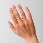 Maria Sørensen tilbyder moderne forlovelsesringe og vielsesringe med rustik overflade i guld, diamanter og organiske former. Smykkerne kan ofte laves af dit eget guld og diamanter. Guldsmed i København der tilbyder speciallavede smykker og organiske, tidsløse designs.