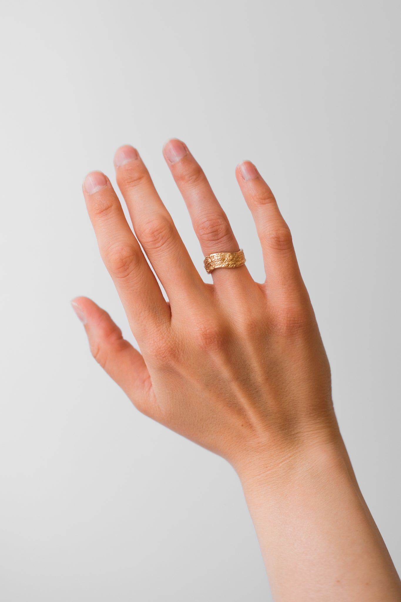 Maria Sørensen tilbyder moderne forlovelsesringe og vielsesringe med rustik overflade i guld, diamanter og organiske former. Smykkerne kan ofte laves af dit eget guld og diamanter. Guldsmed i København der tilbyder speciallavede smykker og organiske, tidsløse designs.