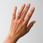 Maria Sørensen tilbyder moderne forlovelsesringe og vielsesringe med rustik overflade i guld, diamanter og organiske former. Smykkerne kan ofte laves af dit eget guld og diamanter. Guldsmed i København der tilbyder speciallavede smykker og organiske, tidsløse designs.