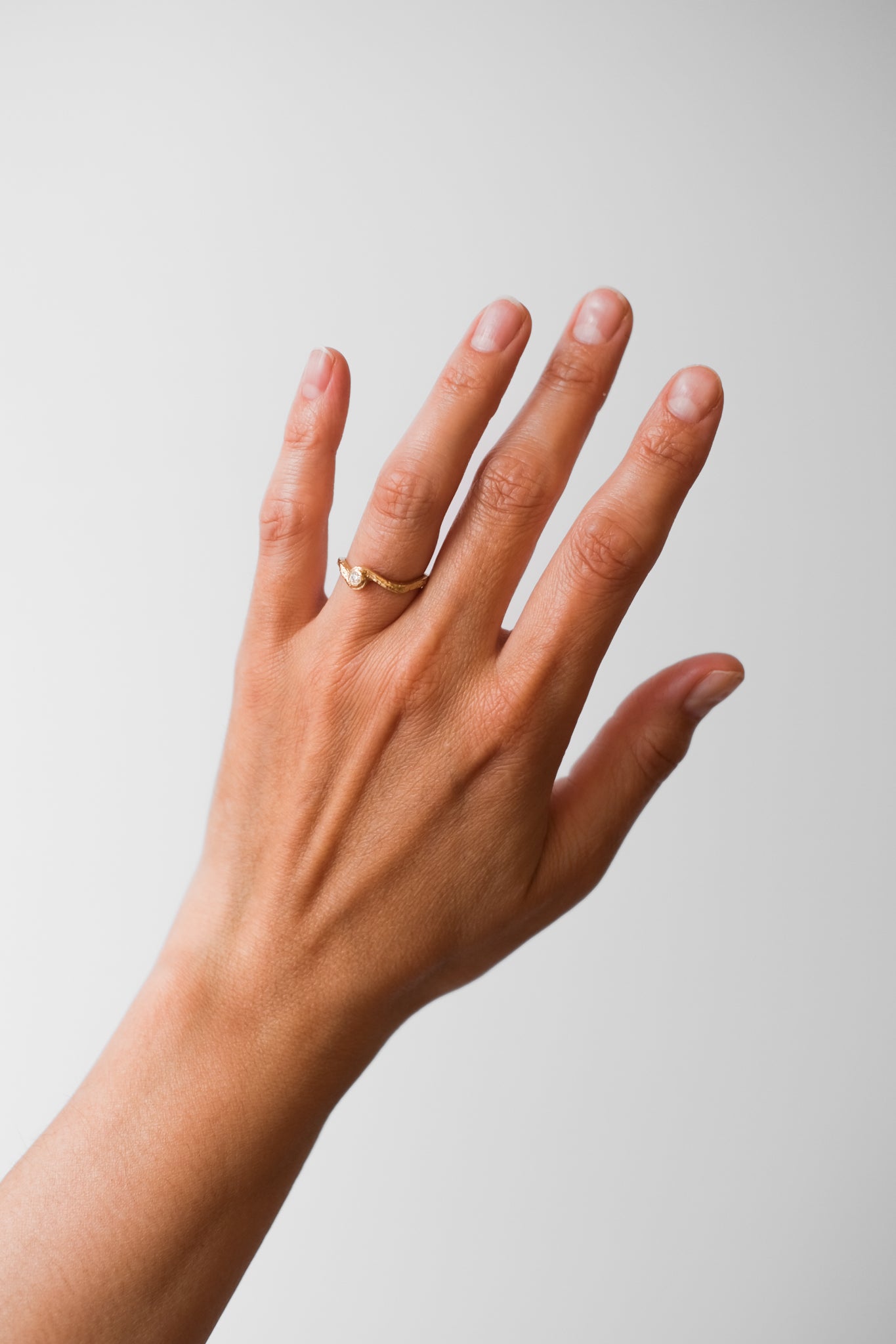 Maria Sørensen tilbyder moderne forlovelsesringe og vielsesringe med rustik overflade i guld, diamanter og organiske former. Smykkerne kan ofte laves af dit eget guld og diamanter. Guldsmed i København der tilbyder speciallavede smykker og organiske, tidsløse designs.