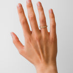 mariasørensen_moderne_forlovelsesringe_med_rustik_overflade_og_diamanter_organiske_former_vielsesringe_københavn_danish_engagement_wedding_rings_organic_shapes_smykker_lavet_af_mit_eget_guld_og_sten_guldsmed_jeweler_copenhagen.jpg