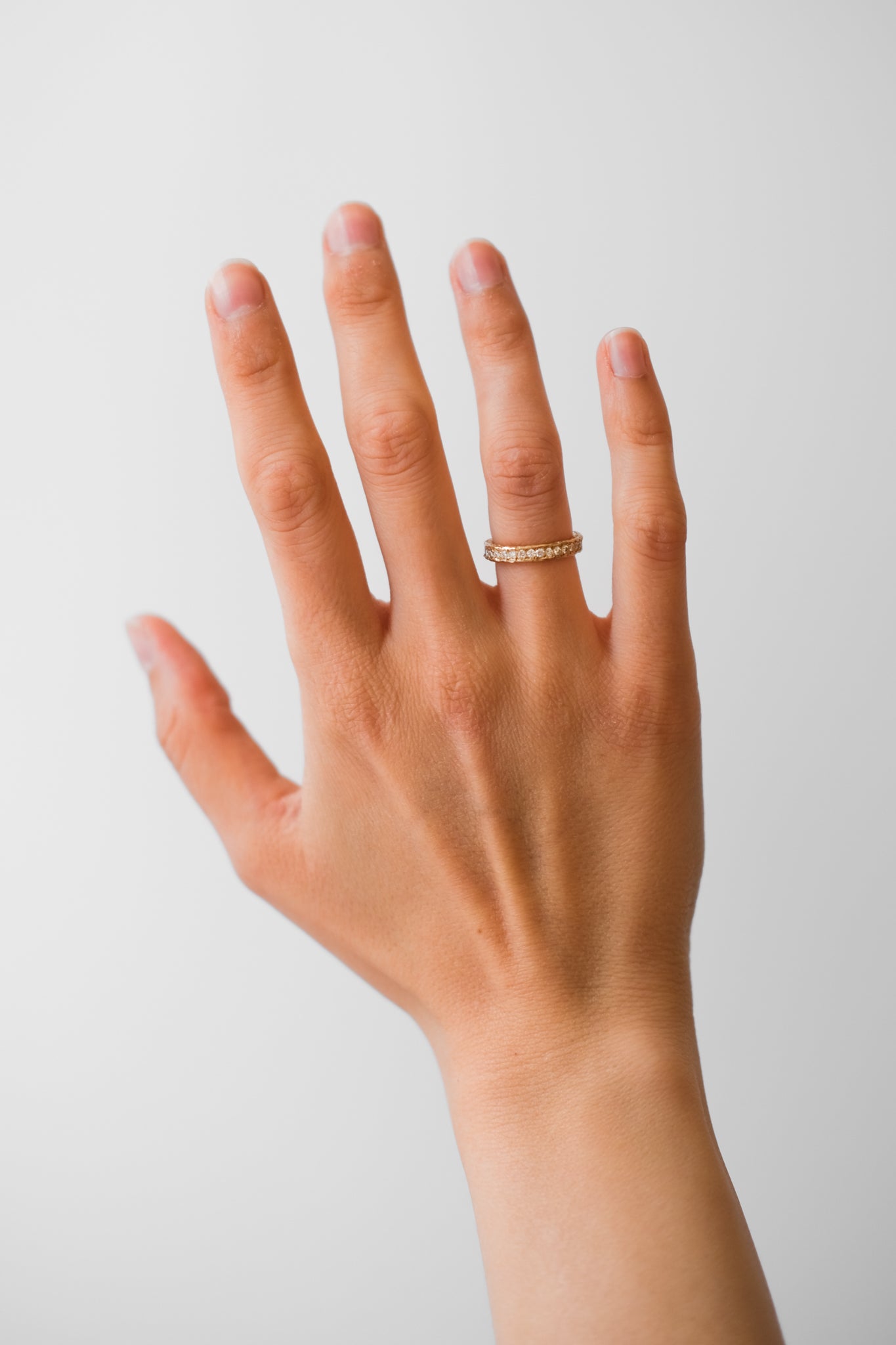 mariasørensen_moderne_forlovelsesringe_med_rustik_overflade_og_diamanter_organiske_former_vielsesringe_københavn_danish_engagement_wedding_rings_organic_shapes_smykker_lavet_af_mit_eget_guld_og_sten_guldsmed_jeweler_copenhagen.jpg