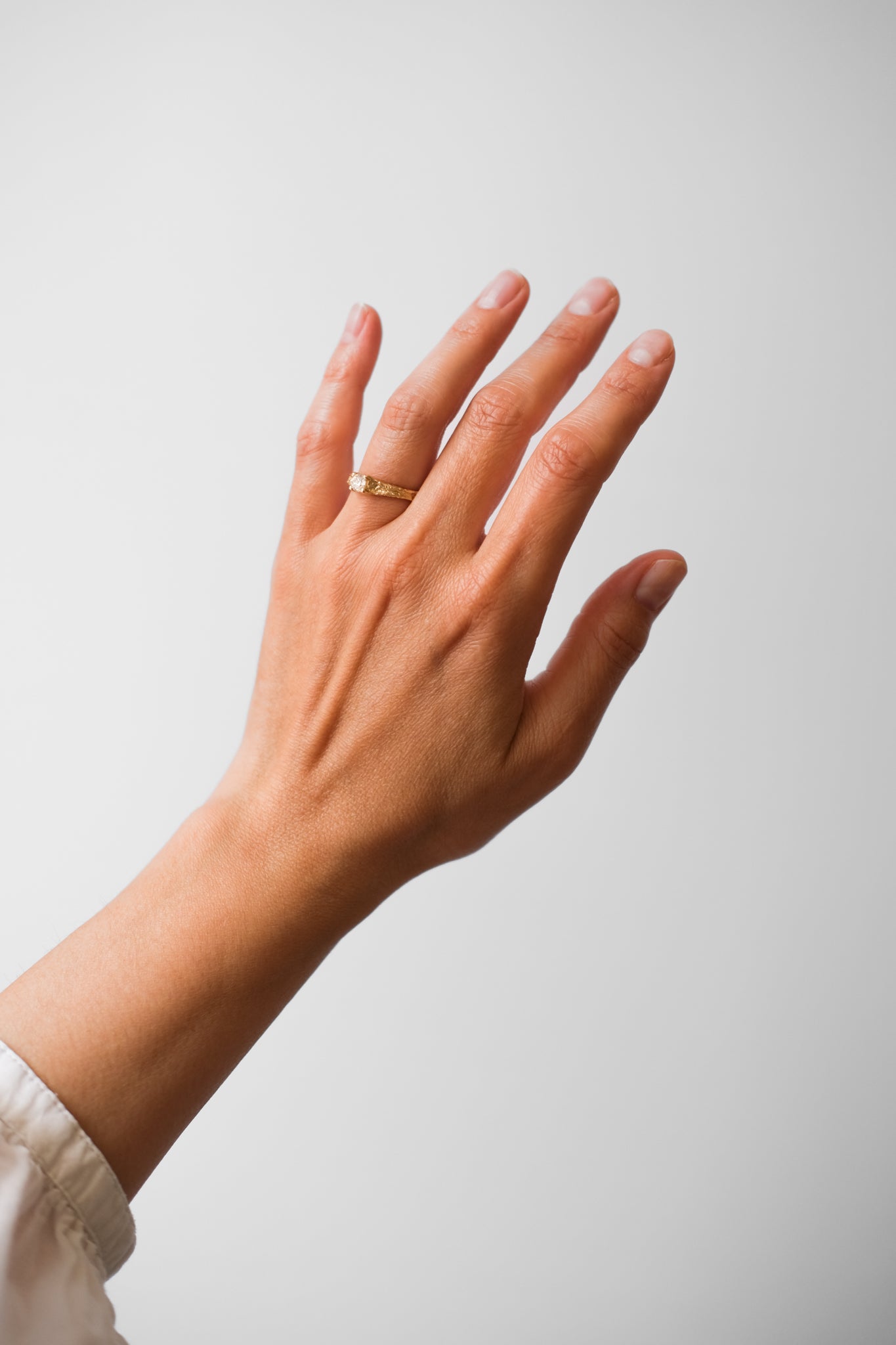 Maria Sørensen tilbyder moderne forlovelsesringe og vielsesringe med rustik overflade i guld, diamanter og organiske former. Smykkerne kan ofte laves af dit eget guld og diamanter. Guldsmed i København der tilbyder speciallavede smykker og organiske, tidsløse designs.