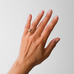 Maria Sørensen tilbyder moderne forlovelsesringe og vielsesringe med rustik overflade i guld, diamanter og organiske former. Smykkerne kan ofte laves af dit eget guld og diamanter. Guldsmed i København der tilbyder speciallavede smykker og organiske, tidsløse designs.