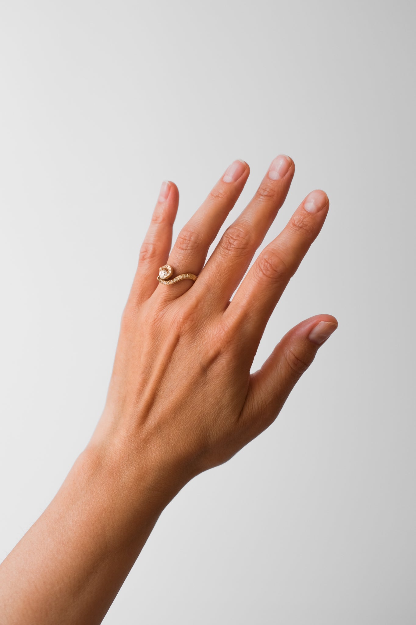 Maria Sørensen tilbyder moderne forlovelsesringe og vielsesringe med rustik overflade i guld, diamanter og organiske former. Smykkerne kan ofte laves af dit eget guld og diamanter. Guldsmed i København der tilbyder speciallavede smykker og organiske, tidsløse designs.