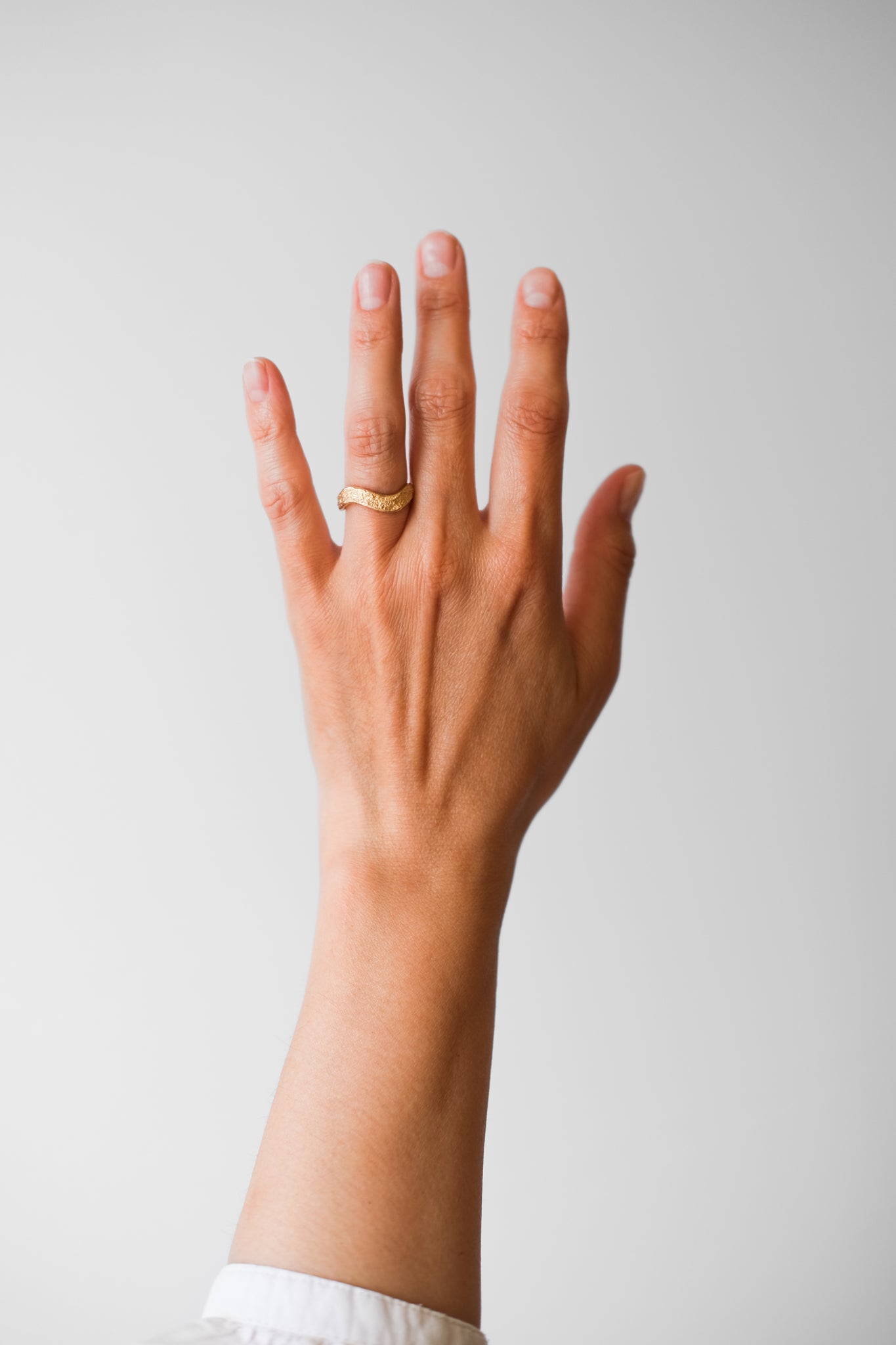 Maria Sørensen tilbyder moderne forlovelsesringe og vielsesringe med rustik overflade i guld, diamanter og organiske former. Smykkerne kan ofte laves af dit eget guld og diamanter. Guldsmed i København der tilbyder speciallavede smykker og organiske, tidsløse designs.