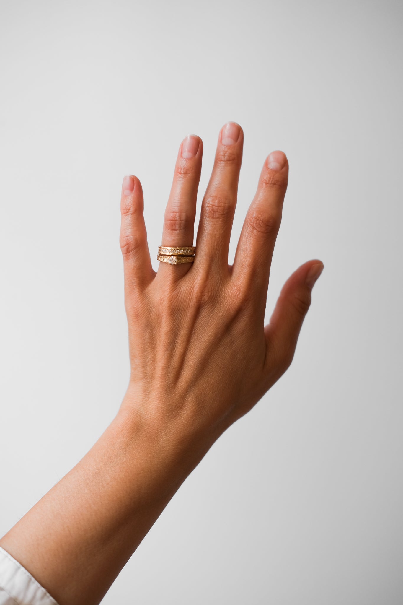 Maria Sørensen tilbyder moderne forlovelsesringe og vielsesringe med rustik overflade i guld, diamanter og organiske former. Smykkerne kan ofte laves af dit eget guld og diamanter. Guldsmed i København der tilbyder speciallavede smykker og organiske, tidsløse designs.