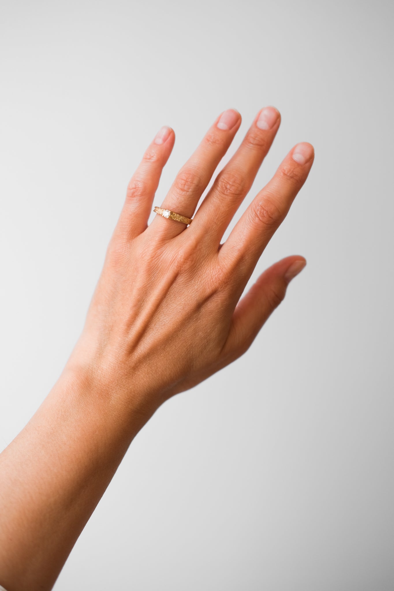 Maria Sørensen tilbyder moderne forlovelsesringe og vielsesringe med rustik overflade i guld, diamanter og organiske former. Smykkerne kan ofte laves af dit eget guld og diamanter. Guldsmed i København der tilbyder speciallavede smykker og organiske, tidsløse designs.