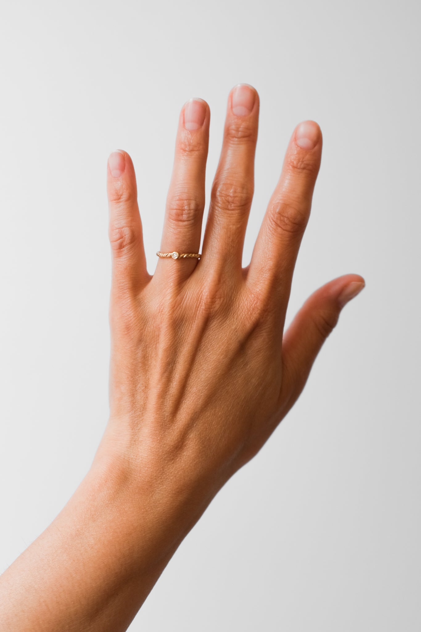 Maria Sørensen tilbyder moderne forlovelsesringe og vielsesringe med rustik overflade i guld, diamanter og organiske former. Smykkerne kan ofte laves af dit eget guld og diamanter. Guldsmed i København der tilbyder speciallavede smykker og organiske, tidsløse designs.