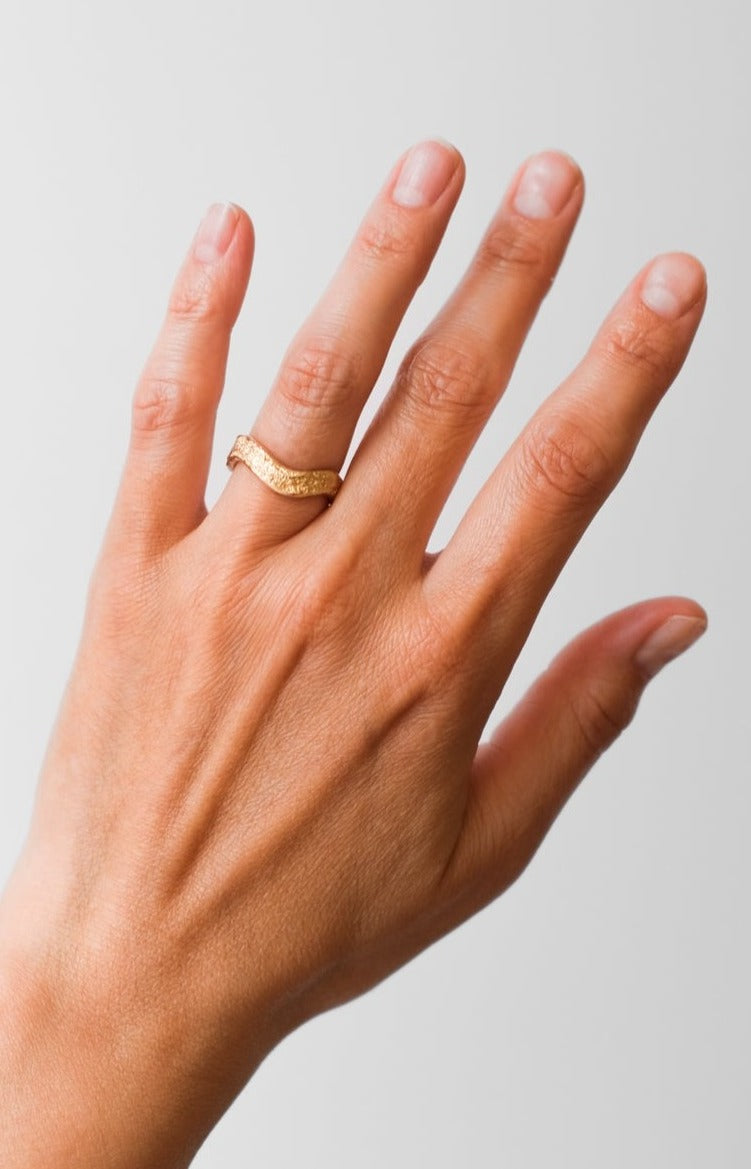 Maria Sørensen tilbyder moderne forlovelsesringe og vielsesringe med rustik overflade i guld, diamanter og organiske former. Smykkerne kan ofte laves af dit eget guld og diamanter. Guldsmed i København der tilbyder speciallavede smykker og organiske, tidsløse designs.