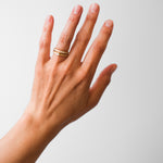 mariasørensen_moderne_forlovelsesringe_med_rustik_overflade_og_diamanter_organiske_former_vielsesringe_københavn_danish_engagement_wedding_rings_organic_shapes_smykker_lavet_af_mit_eget_guld_og_sten_guldsmed_jeweler_copenhagen.jpg