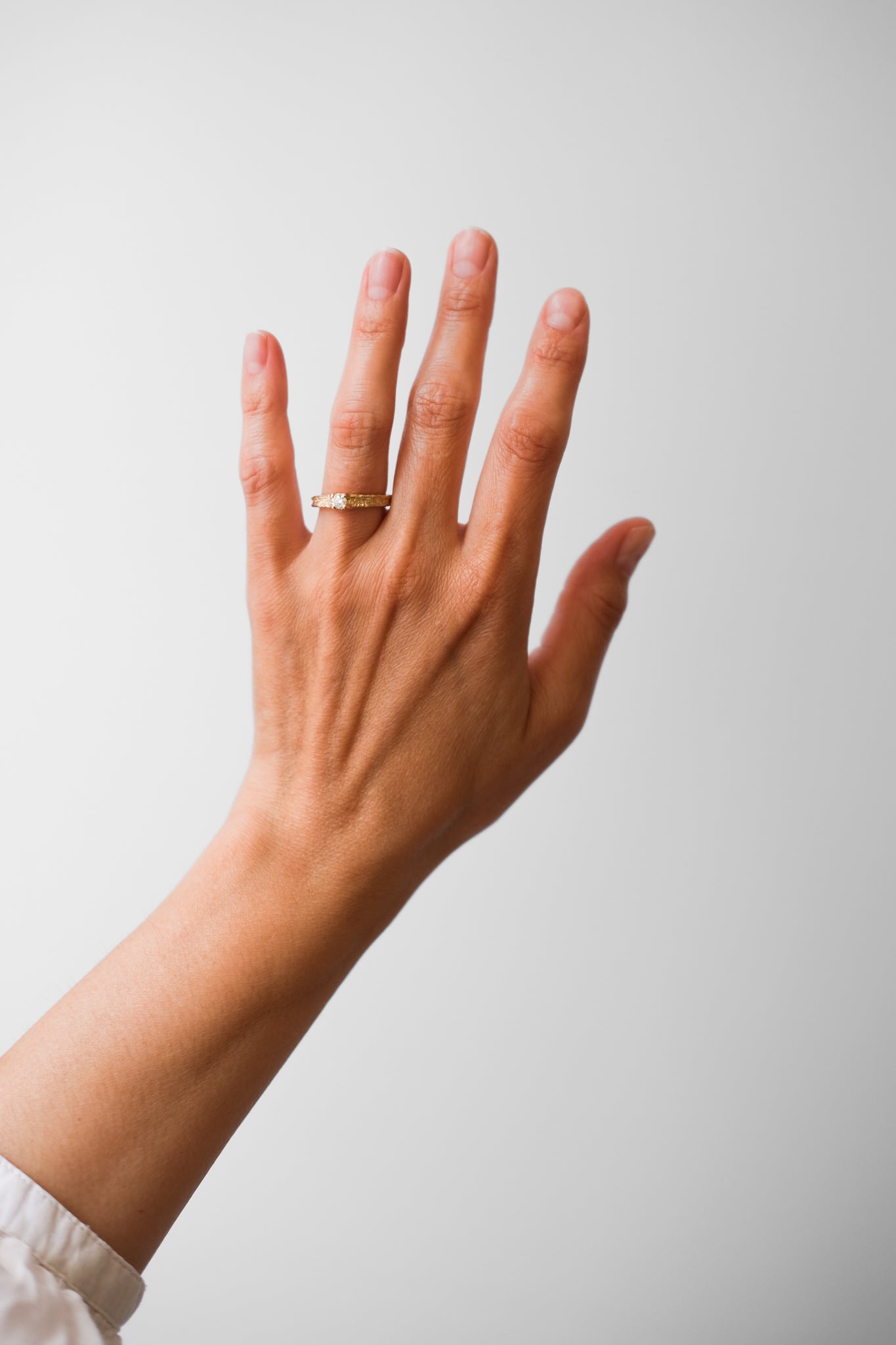 Maria Sørensen tilbyder moderne forlovelsesringe og vielsesringe med rustik overflade i guld, diamanter og organiske former. Smykkerne kan ofte laves af dit eget guld og diamanter. Guldsmed i København der tilbyder speciallavede smykker og organiske, tidsløse designs.