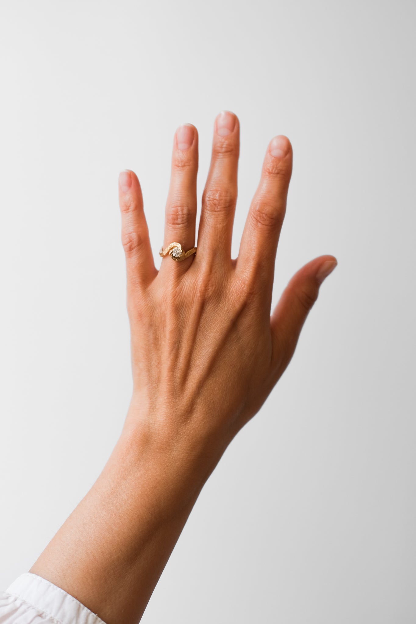 Maria Sørensen tilbyder moderne forlovelsesringe og vielsesringe med rustik overflade i guld, diamanter og organiske former. Smykkerne kan ofte laves af dit eget guld og diamanter. Guldsmed i København der tilbyder speciallavede smykker og organiske, tidsløse designs.