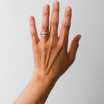 Maria Sørensen tilbyder moderne forlovelsesringe og vielsesringe med rustik overflade i guld, diamanter og organiske former. Smykkerne kan ofte laves af dit eget guld og diamanter. Guldsmed i København der tilbyder speciallavede smykker og organiske, tidsløse designs.