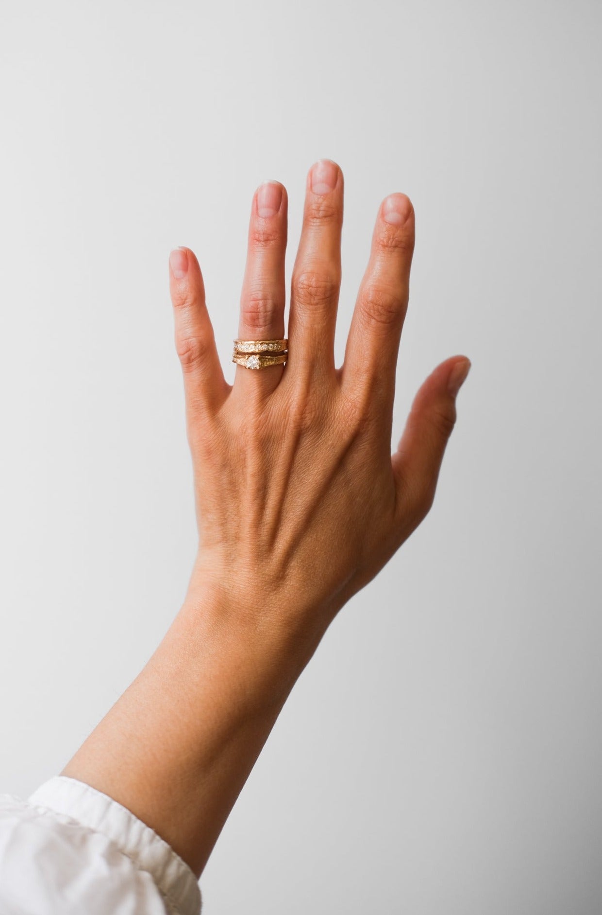 Maria Sørensen tilbyder moderne forlovelsesringe og vielsesringe med rustik overflade i guld, diamanter og organiske former. Smykkerne kan ofte laves af dit eget guld og diamanter. Guldsmed i København der tilbyder speciallavede smykker og organiske, tidsløse designs.