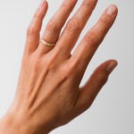 Maria Sørensen tilbyder moderne forlovelsesringe og vielsesringe med rustik overflade i guld, diamanter og organiske former. Smykkerne kan ofte laves af dit eget guld og diamanter. Guldsmed i København der tilbyder speciallavede smykker og organiske, tidsløse designs.