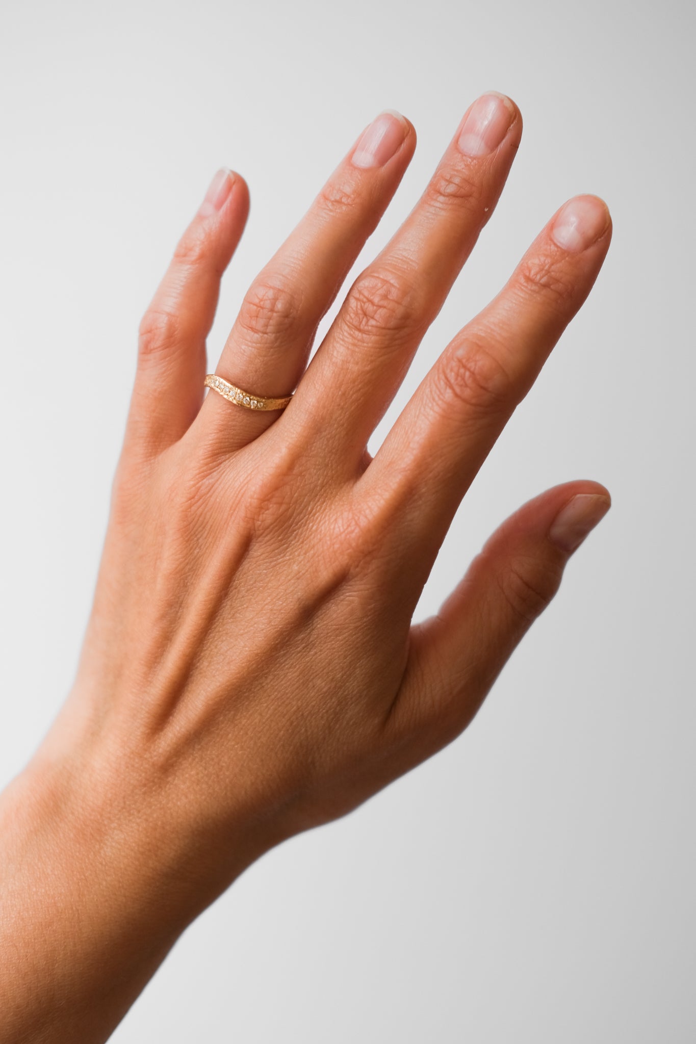 Maria Sørensen tilbyder moderne forlovelsesringe og vielsesringe med rustik overflade i guld, diamanter og organiske former. Smykkerne kan ofte laves af dit eget guld og diamanter. Guldsmed i København der tilbyder speciallavede smykker og organiske, tidsløse designs.