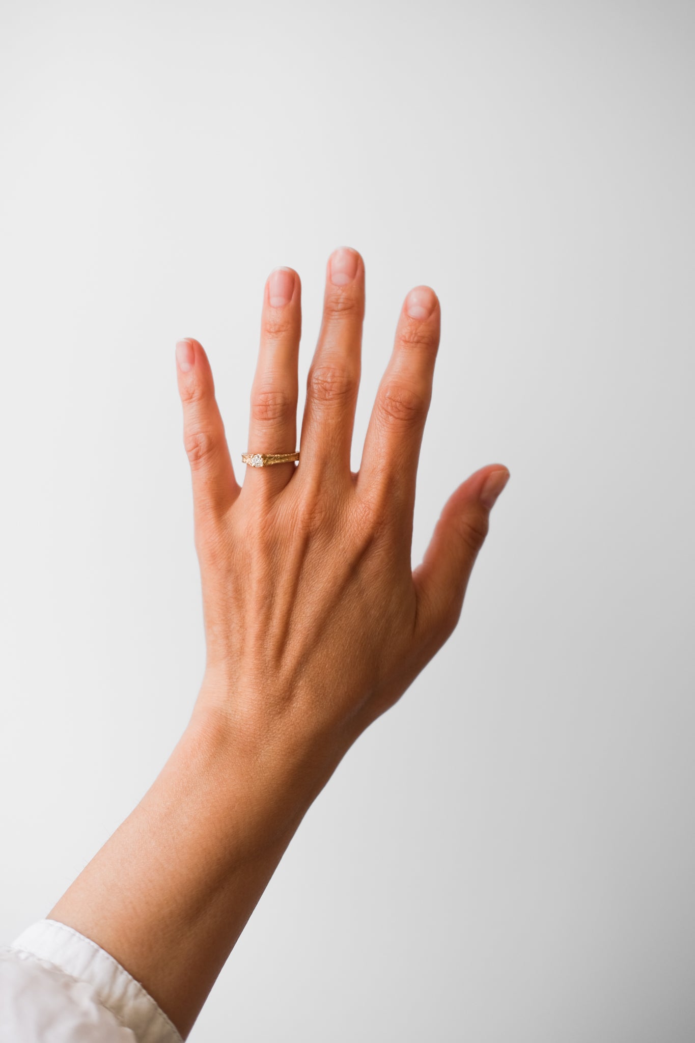 Maria Sørensen tilbyder moderne forlovelsesringe og vielsesringe med rustik overflade i guld, diamanter og organiske former. Smykkerne kan ofte laves af dit eget guld og diamanter. Guldsmed i København der tilbyder speciallavede smykker og organiske, tidsløse designs.