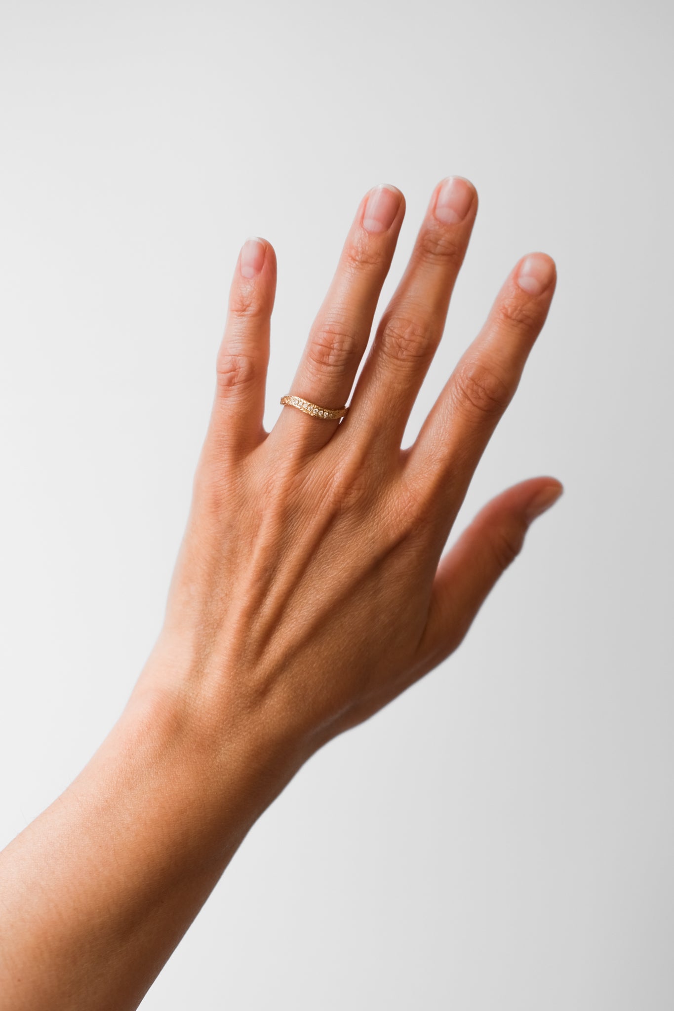 Maria Sørensen tilbyder moderne forlovelsesringe og vielsesringe med rustik overflade i guld, diamanter og organiske former. Smykkerne kan ofte laves af dit eget guld og diamanter. Guldsmed i København der tilbyder speciallavede smykker og organiske, tidsløse designs.