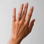 Maria Sørensen tilbyder moderne forlovelsesringe og vielsesringe med rustik overflade i guld, diamanter og organiske former. Smykkerne kan ofte laves af dit eget guld og diamanter. Guldsmed i København der tilbyder speciallavede smykker og organiske, tidsløse designs.