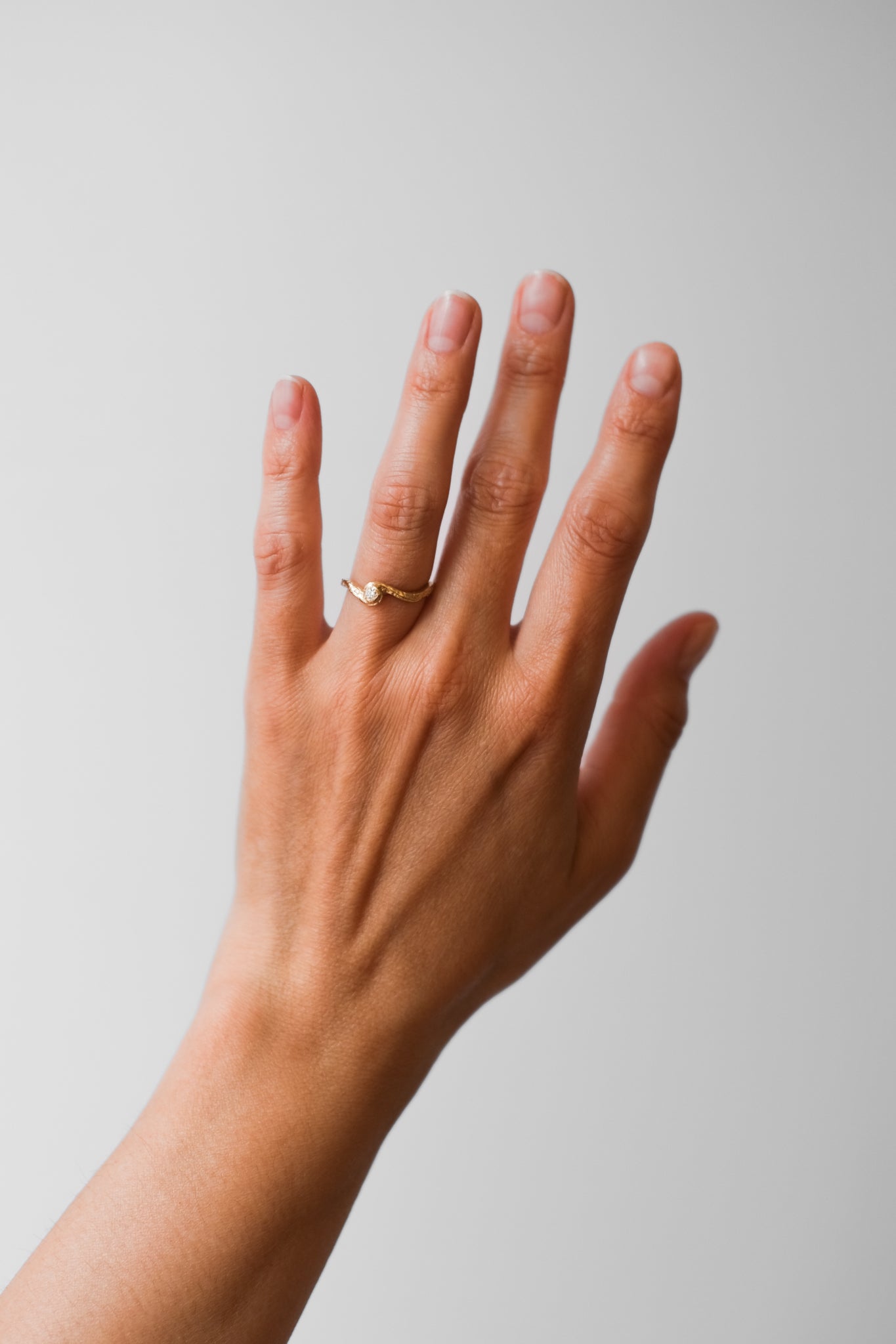 Maria Sørensen tilbyder moderne forlovelsesringe og vielsesringe med rustik overflade i guld, diamanter og organiske former. Smykkerne kan ofte laves af dit eget guld og diamanter. Guldsmed i København der tilbyder speciallavede smykker og organiske, tidsløse designs.