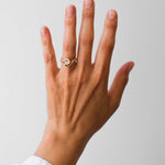 Maria Sørensen tilbyder moderne forlovelsesringe og vielsesringe med rustik overflade i guld, diamanter og organiske former. Smykkerne kan ofte laves af dit eget guld og diamanter. Guldsmed i København der tilbyder speciallavede smykker og organiske, tidsløse designs.