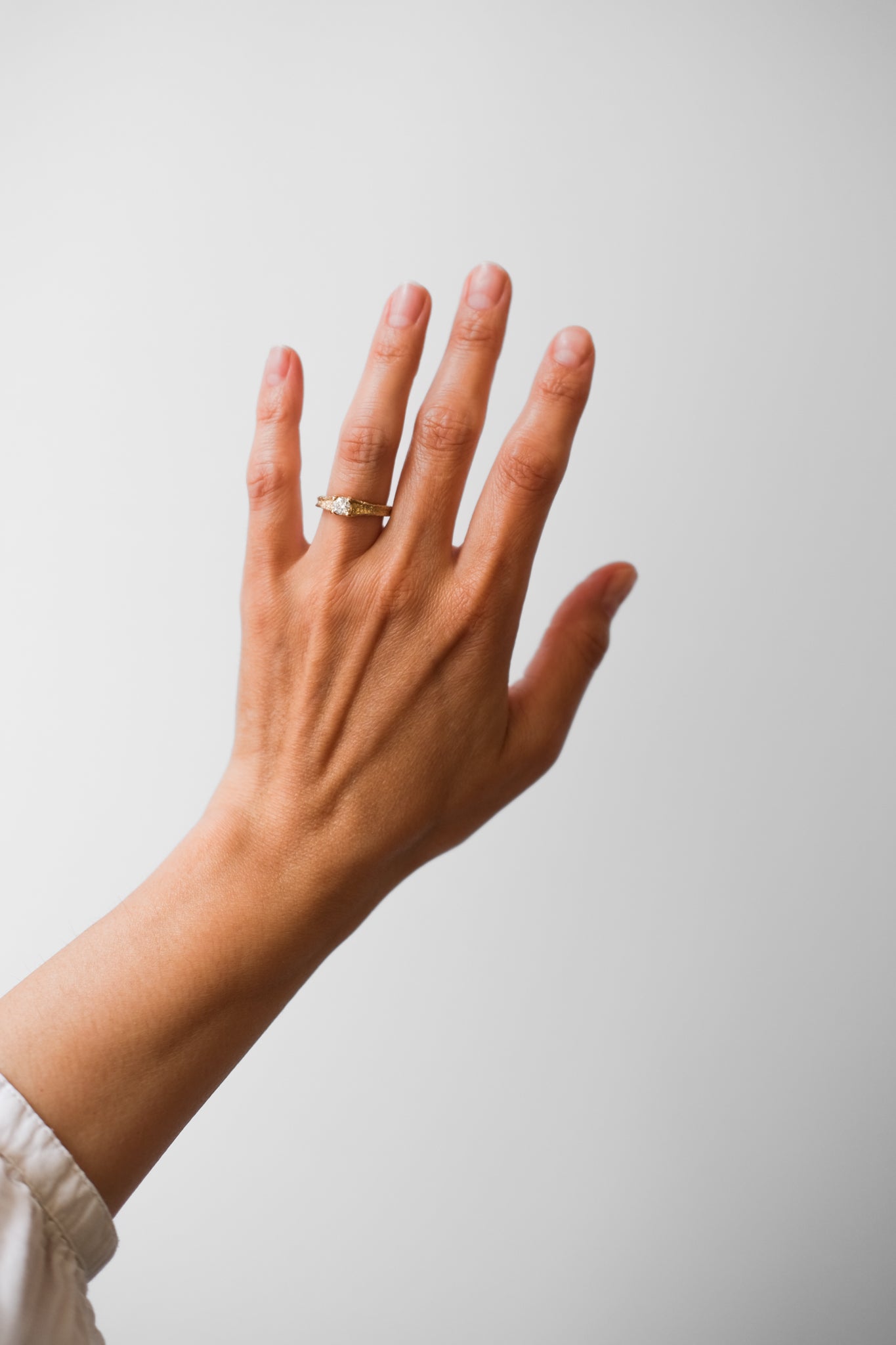 Maria Sørensen tilbyder moderne forlovelsesringe og vielsesringe med rustik overflade i guld, diamanter og organiske former. Smykkerne kan ofte laves af dit eget guld og diamanter. Guldsmed i København der tilbyder speciallavede smykker og organiske, tidsløse designs.