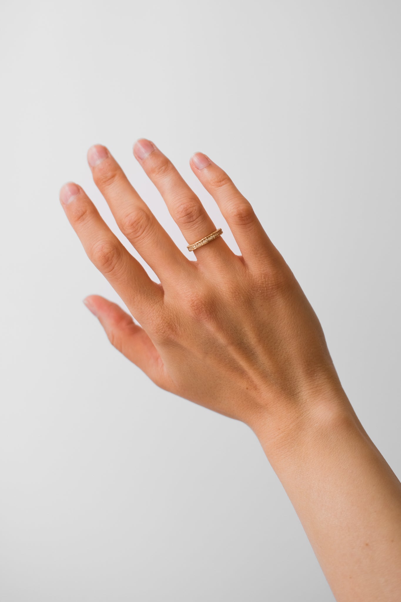 mariasørensen_moderne_forlovelsesringe_med_rustik_overflade_og_diamanter_organiske_former_vielsesringe_københavn_danish_engagement_wedding_rings_organic_shapes_smykker_lavet_af_mit_eget_guld_og_sten_guldsmed_jeweler_copenhagen.jpg