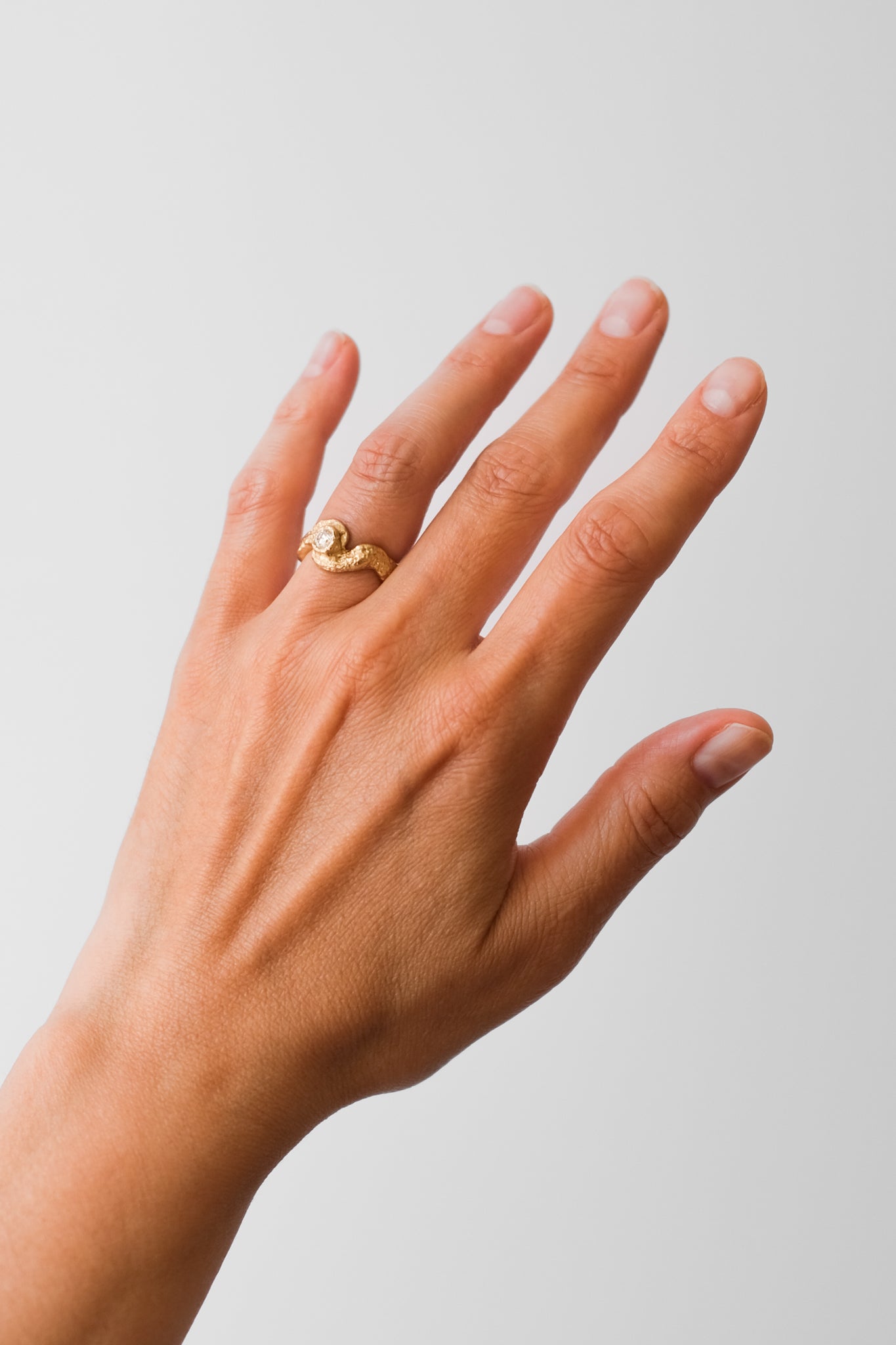 Maria Sørensen tilbyder moderne forlovelsesringe og vielsesringe med rustik overflade i guld, diamanter og organiske former. Smykkerne kan ofte laves af dit eget guld og diamanter. Guldsmed i København der tilbyder speciallavede smykker og organiske, tidsløse designs.