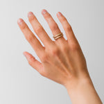 mariasørensen_moderne_forlovelsesringe_med_rustik_overflade_og_diamanter_organiske_former_vielsesringe_københavn_danish_engagement_wedding_rings_organic_shapes_smykker_lavet_af_mit_eget_guld_og_sten_guldsmed_jeweler_copenhagen.jpg