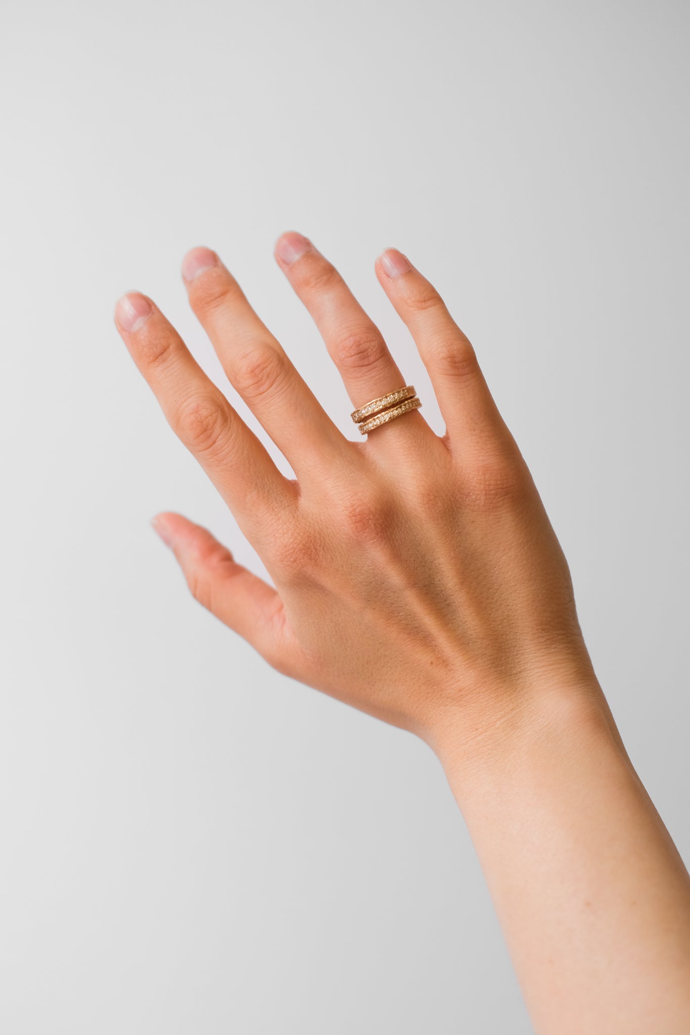 mariasørensen_moderne_forlovelsesringe_med_rustik_overflade_og_diamanter_organiske_former_vielsesringe_københavn_danish_engagement_wedding_rings_organic_shapes_smykker_lavet_af_mit_eget_guld_og_sten_guldsmed_jeweler_copenhagen.jpg