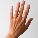 Maria Sørensen tilbyder moderne forlovelsesringe og vielsesringe med rustik overflade i guld, diamanter og organiske former. Smykkerne kan ofte laves af dit eget guld og diamanter. Guldsmed i København der tilbyder speciallavede smykker og organiske, tidsløse designs.