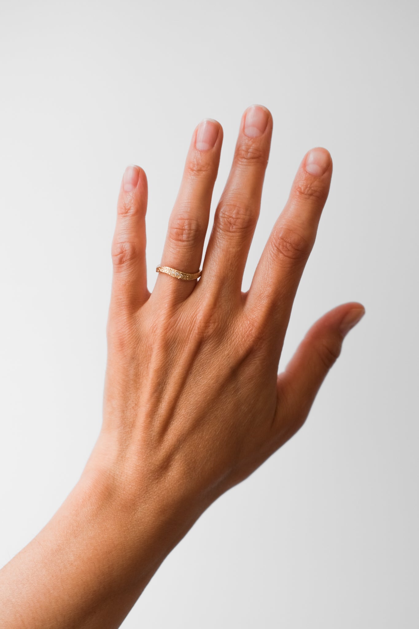 Maria Sørensen tilbyder moderne forlovelsesringe og vielsesringe med rustik overflade i guld, diamanter og organiske former. Smykkerne kan ofte laves af dit eget guld og diamanter. Guldsmed i København der tilbyder speciallavede smykker og organiske, tidsløse designs.