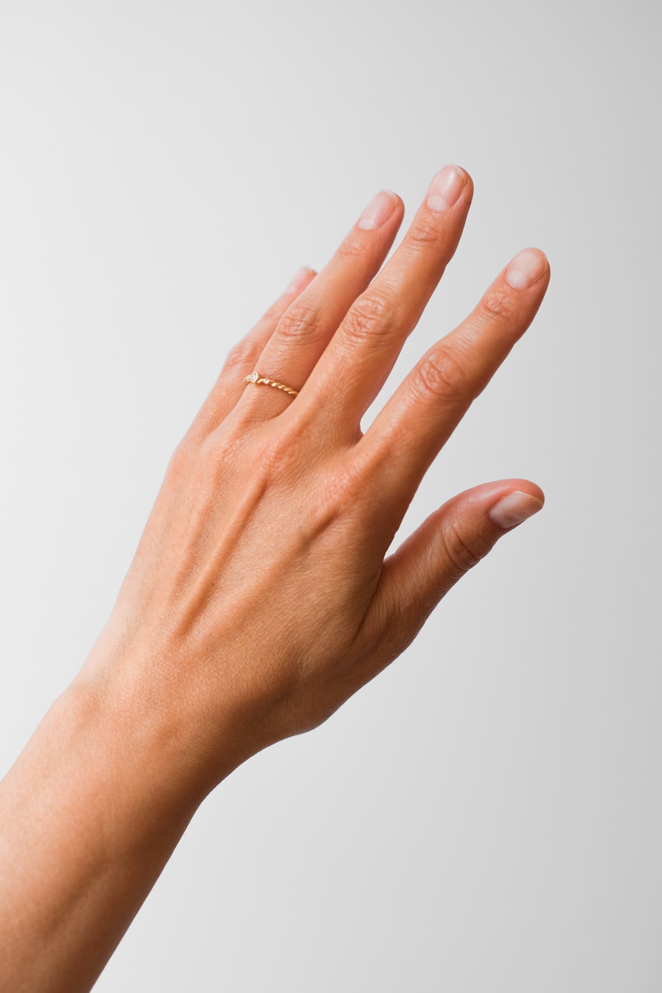 Maria Sørensen tilbyder moderne forlovelsesringe og vielsesringe med rustik overflade i guld, diamanter og organiske former. Smykkerne kan ofte laves af dit eget guld og diamanter. Guldsmed i København der tilbyder speciallavede smykker og organiske, tidsløse designs.