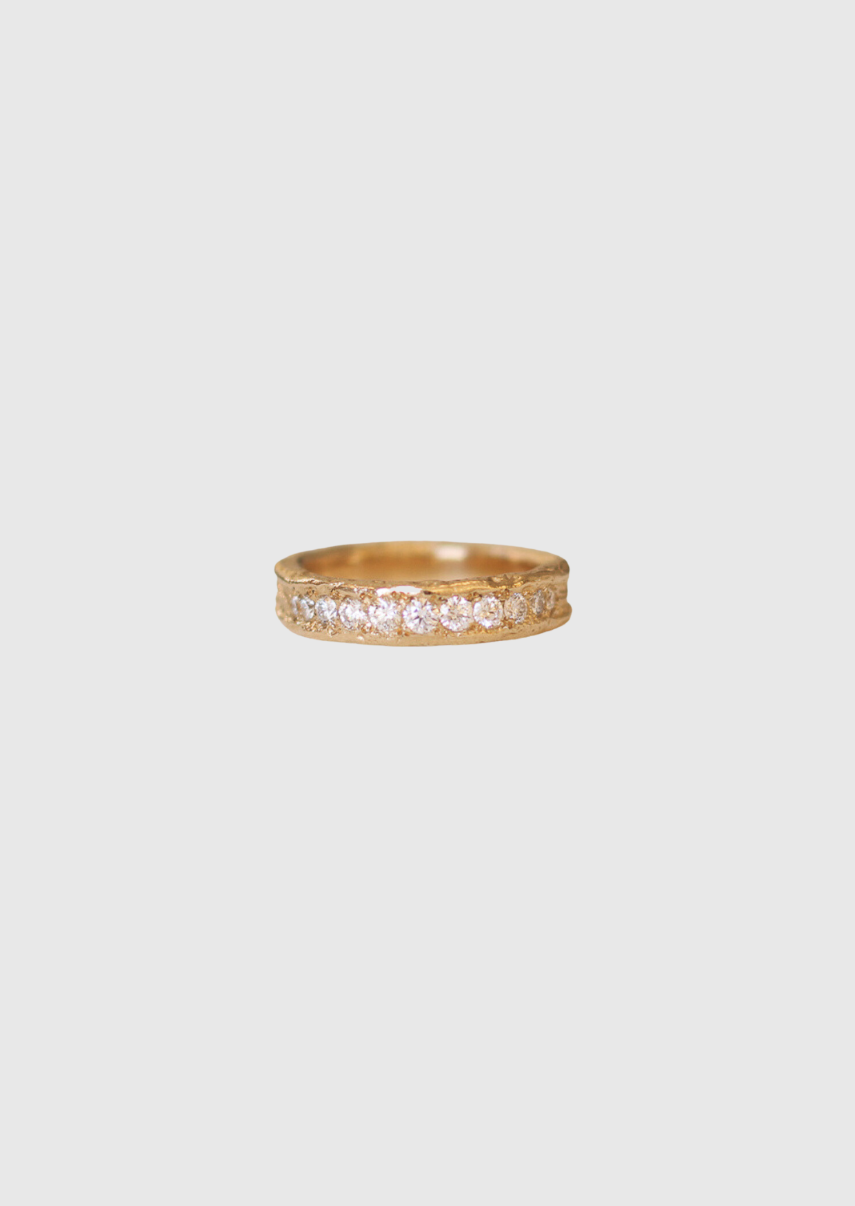 mariasørensen_moderne_forlovelsesringe_med_rustik_overflade_og_diamanter_organiske_former_vielsesringe_københavn_danish_engagement_wedding_rings_organic_shapes_smykker_lavet_af_mit_eget_guld_og_sten_guldsmed_jeweler_copenhagen.jpg