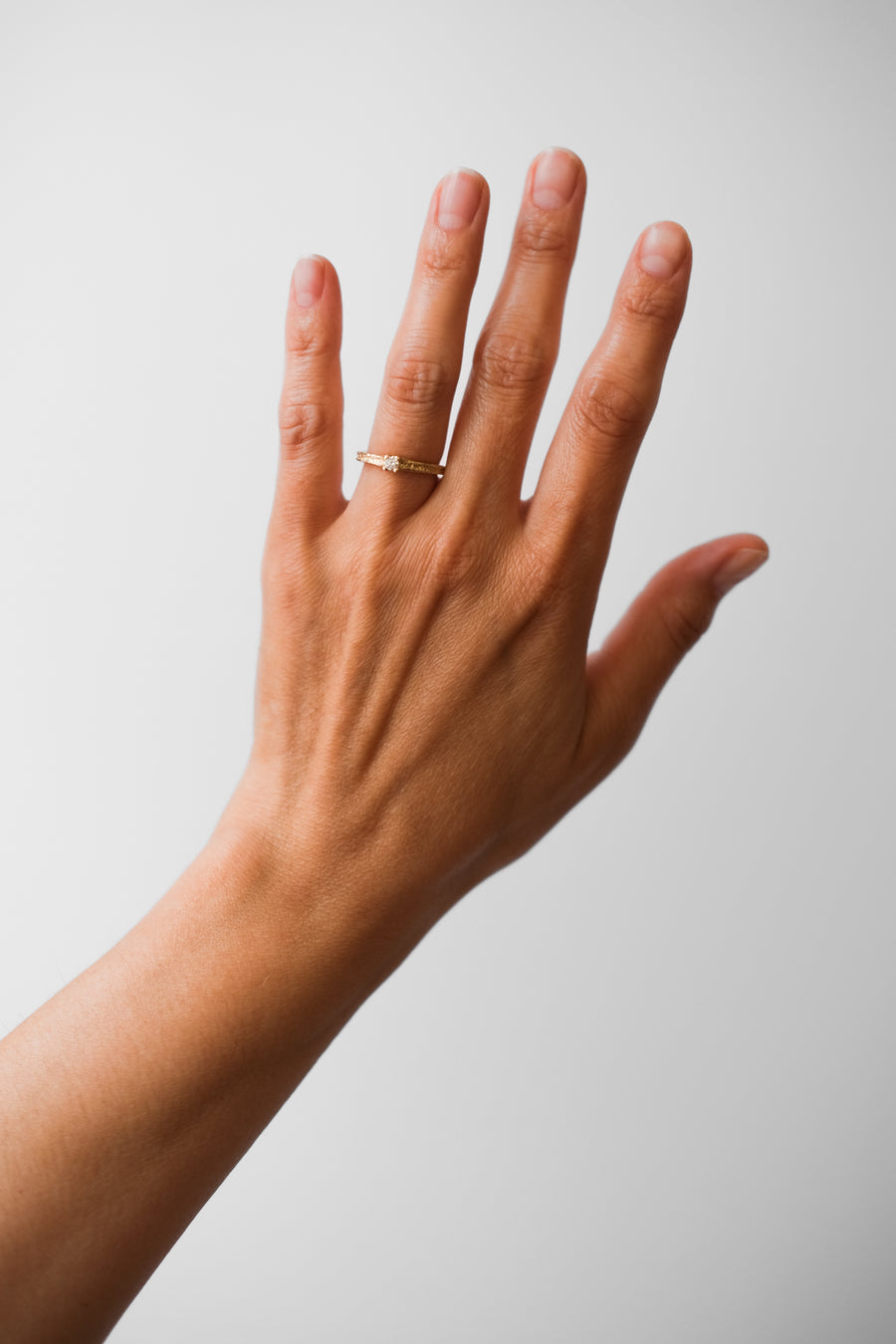 mariasørensen_moderne_forlovelsesringe_med_rustik_overflade_og_diamanter_organiske_former_vielsesringe_københavn_danish_engagement_wedding_rings_organic_shapes_smykker_lavet_af_mit_eget_guld_og_sten_guldsmed_jeweler_copenhagen.jpg