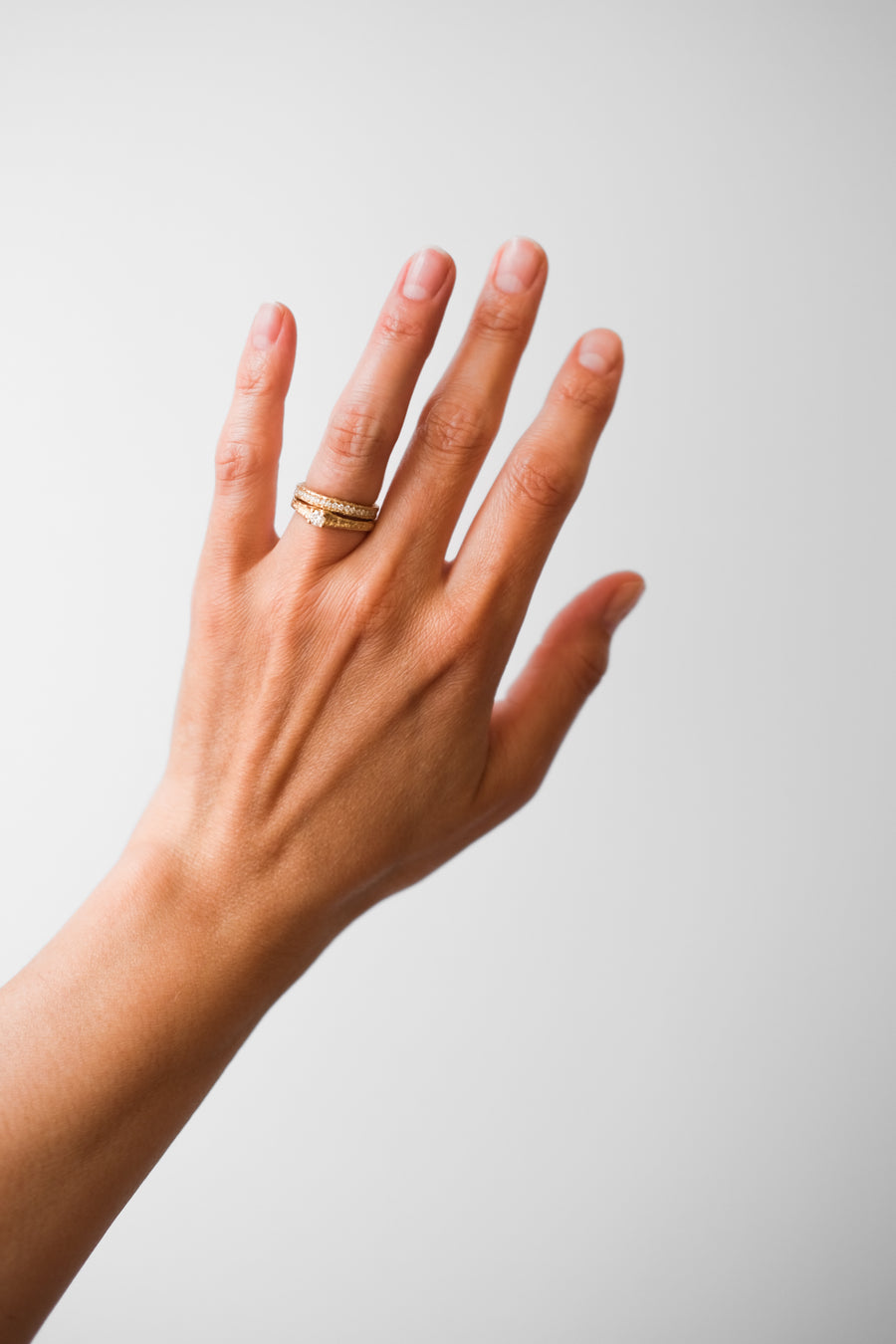 mariasørensen_moderne_forlovelsesringe_med_rustik_overflade_og_diamanter_organiske_former_vielsesringe_københavn_danish_engagement_wedding_rings_organic_shapes_smykker_lavet_af_mit_eget_guld_og_sten_guldsmed_jeweler_copenhagen.jpg