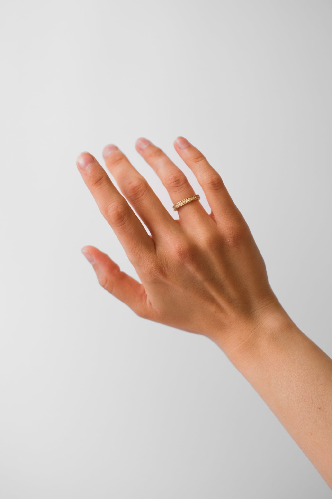 mariasørensen_moderne_forlovelsesringe_med_rustik_overflade_og_diamanter_organiske_former_vielsesringe_københavn_danish_engagement_wedding_rings_organic_shapes_smykker_lavet_af_mit_eget_guld_og_sten_guldsmed_jeweler_copenhagen.jpg