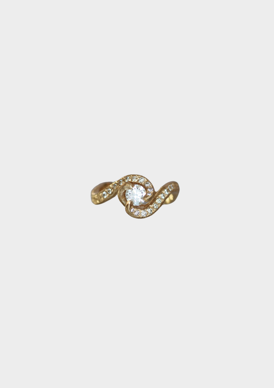 Maria Sørensen tilbyder moderne forlovelsesringe og vielsesringe med rustik overflade i guld, diamanter og organiske former. Smykkerne kan ofte laves af dit eget guld og diamanter. Guldsmed i København der tilbyder speciallavede smykker og organiske, tidsløse designs.