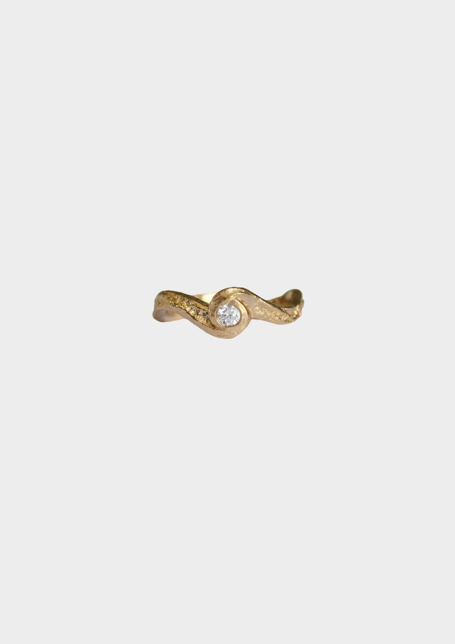 Maria Sørensen tilbyder moderne forlovelsesringe og vielsesringe med rustik overflade i guld, diamanter og organiske former. Smykkerne kan ofte laves af dit eget guld og diamanter. Guldsmed i København der tilbyder speciallavede smykker og organiske, tidsløse designs.